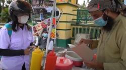 Video WNA Argentina Jualan Kebab dan Nasi Kebuli di Pinggir Jalan Kotawaringin Barat