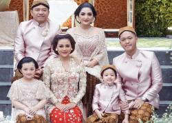 Aurel Pakai Kain Jumputan saat Siraman, Ini Harapan Anang dan Ashanty   