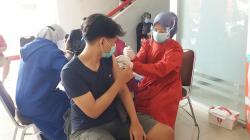 159 Pedagang Pasar Atas Baru Antusias Disuntik Vaksin Covid-19 Dosis Kedua<