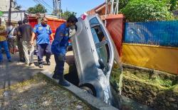 Mobil Terperosok ke Parit di Ciracas, Personel Gulkarmat Turun Tangan