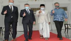 Keren, Ridwan Kamil Kenakan Peci dan Sarung saat Terima 3 Duta Besar<