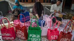 Perajin Asal Sragen Buat Kerajinan Tas Anyaman Bertema Protokol Kesehatan