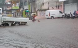 Banjir Terjang Kota Malang usai Diguyur Hujan Deras 3 Jam Lebih