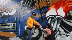 Buta Warna, Pelukis Ini Mampu Buat Karya Mural yang Keren