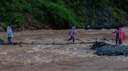 Warga Nekat Lewati Derasnya Arus Sungai karena Jembatan Rusak di Lebak 