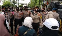 Video Simpatisan Habib Rizieq Protes Tak Bisa Masuk PN Jaktim