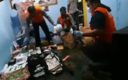 Geledah Rumah di Cangkuang Bandung, Densus 88 Antiteror Temukan Kaus Bergambar HRS