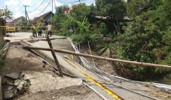 Jembatan Antardesa di Mojokerto Ambruk Diterjang Banjir Bandang