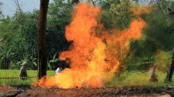 Sumur Peninggalan Belanda Semburkan Api dari Gas Liar