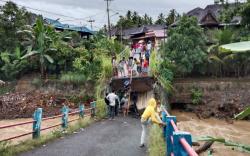Jembatan Penghubung 2 Kecamatan di Empat Lawang Ambruk