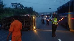 Truk Terguling di Tol Dalam Kota, Evakuasi Gunakan Mobil Derek