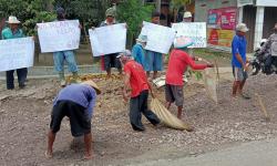 Jengkel, Warga Ancam Blokir Akses Jalan Rusak di Desa Sumber Rembang