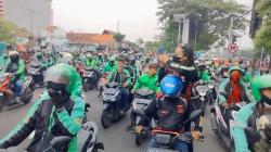 Unjuk Rasa, Ribuan Driver Ojol di Surabaya Segel Kantor dan Bakar Replika Pocong