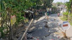 Jalan Antarkecamatan di Mojokerto Amblas Sepanjang 20 Meter akibat Erosi Sungai