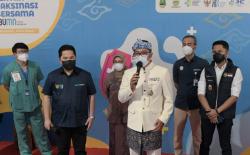 Ridwan Kamil-Erick Thohir Tinjau Sentra Vaksinasi Kementerian BUMN