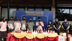 Polres Pelabuhan Tanjung Priok Sita 959 Botol Miras Jelang Ramadan<