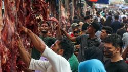Pasar Tradisional Lhokseumawe Ramai Dipadati Warga Membeli Daging Sapi