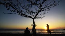 Menikmati Senja di Pantai Loang Baloq Mataram