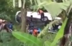 Detik-Detik Dua Mobil Masuk Jurang di Mojokerto