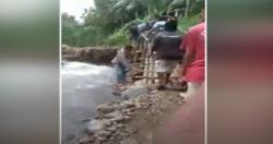 Video Warga Sakit di Adonara Ditandu selama 9 Jam akibat Jembatan Putus