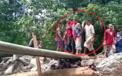 Nekat, Ibu Hamil Seberangi Jembatan Bambu dengan Tangan Terpasang Selang Infus