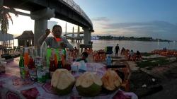 Ngabuburit di Tepi Sungai Batanghari Sambil Menikmati Ikon Wisata Jambi