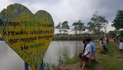 Embung Wanakaya Cirebon Tawarkan Ngabuburit Gratis dengan Panorama Senja yang Indah