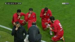 Azan Magrib Berkumandang saat Laga, Pemain Klub Bola di Turki Berbuka Puasa di Lapangan