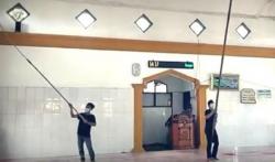 Inspiratif, 2 Remaja di Lebak Jadi Marbut Keliling dan Bersihkan 50 Masjid dengan Sukarela<