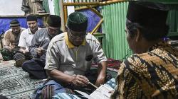 Potret Lansia Belajar Membaca Alquran usai Sholat Tarawih
