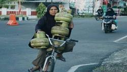 Perempuan Bawa Tabung Gas Pakai Sepeda Viral, Netizen: Sehat Selalu Ibu 