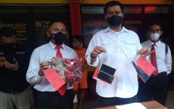 Begal Sadis Tusuk Tangan Sopir Taksi Online lalu Ajak Check In ke Hotel di Bandung