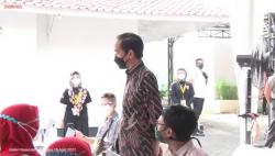 Jokowi Tinjau Vaksinasi Massal Seniman dan Budayawan di Gambir