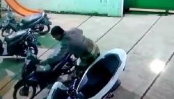 Terekam CCTV, Pria Bersarung dan Berkopiah Embat Motor di Halaman Masjid