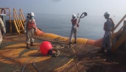 Pipa Pertamina Bocor, Minyak Mentah Cemari Laut Ciparage Karawang