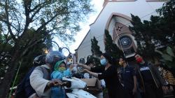 Merawat Toleransi, Umat Katolik Salatiga Bagi-Bagi Takjil di Depan Gereja