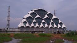 Ngabuburit di Masjid Al Jabbar, Mancing di Danau Sambil Mengagumi Kemegahannya 
