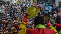 Aksi Lucu Para Badut Hibur Anak-Anak Korban Kebakaran Taman Sari