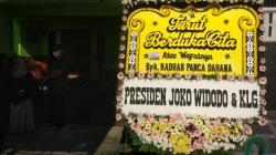 Karangan Bunga Jokowi Terpasang di Pintu Masuk Rumah Duka Sastrawan Radhar Panca Dahana