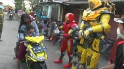 Kenakan Kostum Robot Super Hero, Pemuda di Desa Ini Edukasi Warga agar Jaga Prokes 