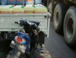 Video Motor Tabrak Pikap yang Sedang Parkir di Sidoarjo, 1 Orang Tewas