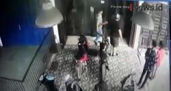 Video Pegawai Barbershop Jadi Korban Penganiayaan Pria Tak Dikenal
