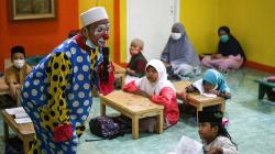 Mengajar Mengaji dengan Kostum Badut