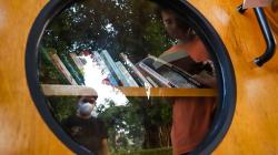 Membaca Buku di Perpustakaan Jalanan Bookhive