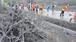 Jalanan Dipenuhi Lumpur Bekas Erupsi Kawah Sileri Dieng Mulai Dibersihkan