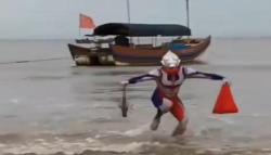 Gokil, Ultraman Joget di Pantura Karawang Sambil Bawa Lobster