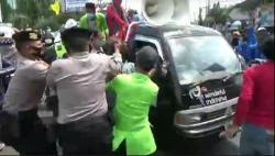 Ricuh, Demo Mahasiswa Memperingati Hari Buruh di Jalur Pantura Semarang 
