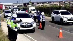 Puluhan Mobil dari Luar Bandung Diputar Balik Petugas di Gerbang Tol Cileunyi<