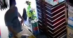 Video Pria Mabuk Tukar Uang Berbekal Pisau Terekam CCTV