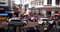 Video Jelang Lebaran, Warga Memadati Pasar Baru Bandung Tanpa Patuhi Prokes<